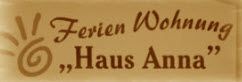 Schild: Ferienwohnung "Haus Anna" in brauner Schrift auf beigem Hintergrund mit Spiralmuster.