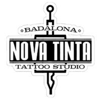 Logo de Nova Tinta Tattoo Studio con estilo de máquina de tatuar. Texto: Badalona.