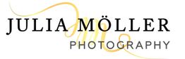Logo mit schwarzem Text: "JULIA MÖLLER PHOTOGRAPHY" und einem goldenen, geschwungenen Element.