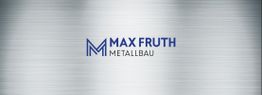 Graues Metall mit blauem "Max Fruth Metallbau"-Logo in der Mitte.