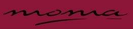 Scritta nera "moma" in corsivo su sfondo rosso.