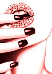 Eine Nahaufnahme von lackierten Fingernägeln und glitzernden Lippen in Rot- und Pinktönen.