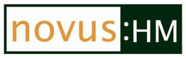 Logo mit der Aufschrift "novus:HM" in orange und weiß.