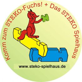 Roter Fuchs auf bunten Bauklötzen. Text: "Komm zum STEKO-Fuchs! + Das STEKO Spielhaus."