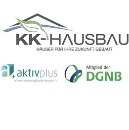 KK-HAUSBAU-Logo mit Partnerlogos von Aktivplus und DGNB darunter.