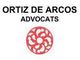 Texto "Ortiz de Arcos Advocats" con un logo rojo en forma de flor abstracta.