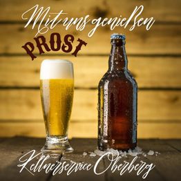 Bierflasche und Bierglas auf Holztisch mit Text: "Mit uns genießen, Prost, Kellnerservice Oberberg".