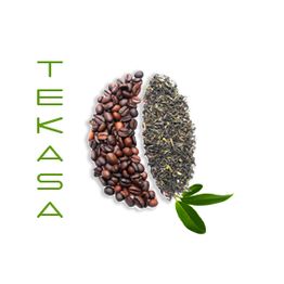 Kaffeebohnen und Teeblätter in Halbkreisform mit grünem "TEKASA"-Schriftzug links.