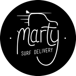 Logo circulaire noir avec texte "Marty Surf Delivery" et silhouette de camion stylisé.