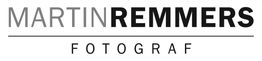 "Textlogo: Martin Remmers Fotograf. Verschiedene Grautöne für Namen und Beruf."