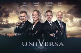 Vier Personen in Anzügen mit verschränkten Armen vor einem dramatischen Himmel, Logo "UniVersa".