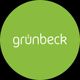 Groene cirkel met het witte logo van "grünbeck" in het midden.