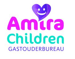 Logo van Amira Children met paarse hartvormige smiley, tekst "Gastouderbureau".