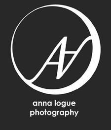 Schwarz-weißes Logo mit Schriftzug "anna logue photography" auf schwarzem Hintergrund.