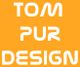 Weißer Text "Tom Pur Design" auf orangem Hintergrund.