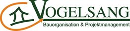 Logo von Vogelsang, Bauorganisation & Projektmanagement, mit grünem Schriftzug und orangefarbenem Symbol.