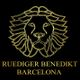 León dorado en línea sobre fondo negro; texto: "RUEDIGER BENEDIKT BARCELONA".