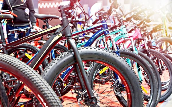 Mehrere Kinder Fahrräder aneinander gereiht