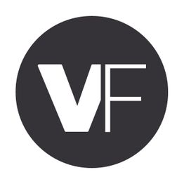 Zwart-wit logo met letters "VF" in een zwarte cirkel.