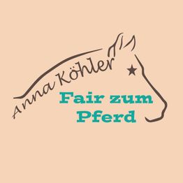 Umriss eines Pferdekopfes mit Text "Anna Köhler – Fair zum Pferd" auf beigem Hintergrund.