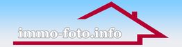 Silhouette eines Hauses mit dem Text "immo-foto.info" vor blauem Himmel.