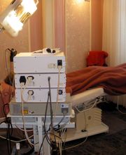 Behandlungsraum mit Technik und Liege