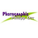 Textlogo: "Photographie Philipp Orr" in lila und weiß mit grünen Akzenten auf weißem Hintergrund.
