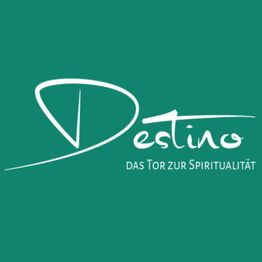 „Destino“-Logo auf grünem Hintergrund, mit dem Slogan „Das Tor zur Spiritualität“.