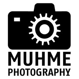 Schwarz-weißes Kameralogo mit Zahnrad und Text "MUHME PHOTOGRAPHY" darunter.