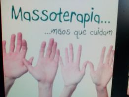 Cinco mãos levantadas sobre fundo branco com texto: "Massoterapia... mãos que cuidam".