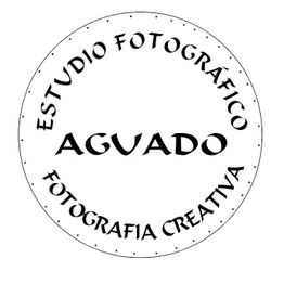 Logo circular de "Estudio Fotográfico Aguado". Texto: "Fotografía Creativa".