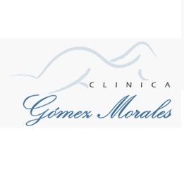 Logo de Clínica Gómez Morales, con líneas curvas y texto en azul.