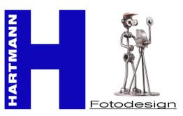 Buchstabe H mit Schriftzug "Hartmann Fotodesign" und einer Metallfigur mit Kamera und Blitz.