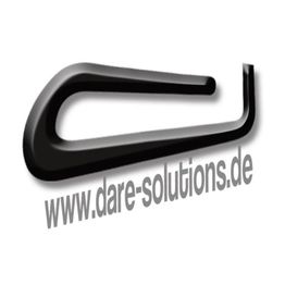 Schwarzes Haken-Logo mit der Website www.dare-solutions.de im Vordergrund.