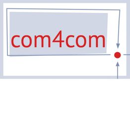"Blaues Rechteck mit rotem Text 'com4com' und einem roten Punkt daneben."