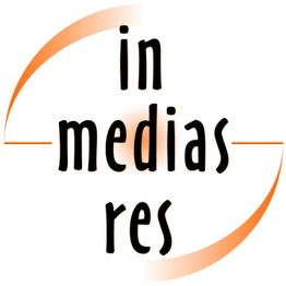 Schwarzer Text "in medias res" auf weißem Hintergrund mit zwei orangefarbenen gebogenen Linien.