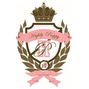 Escudo con corona, hojas, banda rosa y letra "R" en el centro.