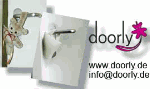 Türhänger mit Plüschtier, Papiertüte und dem Logo "doorly". Website und E-Mail sichtbar.
