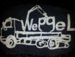 Schwarz-weißes Lastwagenbild mit dem Wort "Wepgel" darauf, gezeichnete Linien in Weiß.