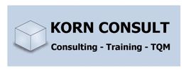 Korn Consult Logo mit Würfel, Text: "Consulting - Training - TQM" in Schwarz auf blauem Hintergrund.