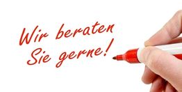Hand mit rotem Stift schreibt „Wir beraten Sie gerne!“ auf weißem Hintergrund.