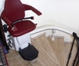 Montierter Kurven Treppenlift