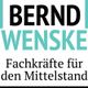 „Bernd Wenske – Fachkräfte für den Mittelstand“ in schwarzem und türkisem Text auf weißem Hintergrund.