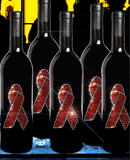 Fünf Weinflaschen mit roten Schleifen auf schwarzem Hintergrund.