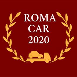 Logo "Roma Car 2020": corona d'alloro gialla, auto su camioncino, fondo rosso.