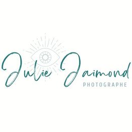 Logo avec œil stylisé et texte "Julie Jaimond Photographe" en bleu, design minimaliste.