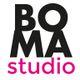 Logo con testo "BOMA studio" in nero e rosa su sfondo bianco.