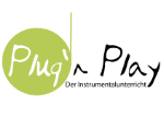 Grünes Logo mit Schriftzug "Plug'n Play - Der Instrumentalunterricht".