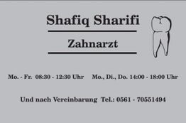 Visitenkarte eines Zahnarztes mit Öffnungszeiten und Telefon, illustriert mit einem Zahn.