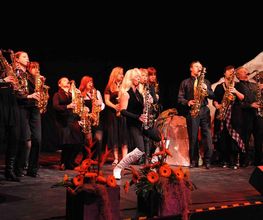Saxophonistin Eipert, Kathrin mit ihren Saxophonistinnen im Orchester